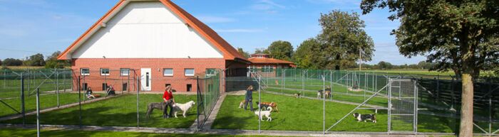 Das Gebäude unserer Hundepension mit angrenzenden, großzügigen Außenbereichen.